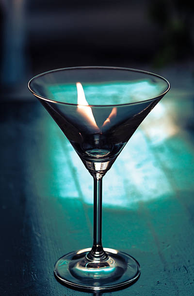 cocktail-glas mit brennenden - martini brand vermouth stock-fotos und bilder