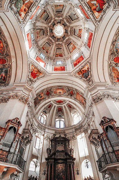 интерьер dom zu зальцбург - indoors cathedral salzburg cathedral salzburg стоковые фото и изображения