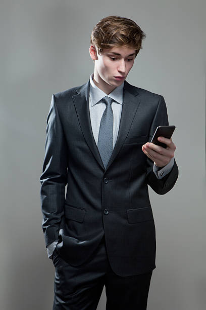 若いビジネスマンが携帯電話を使用して ストックフォト