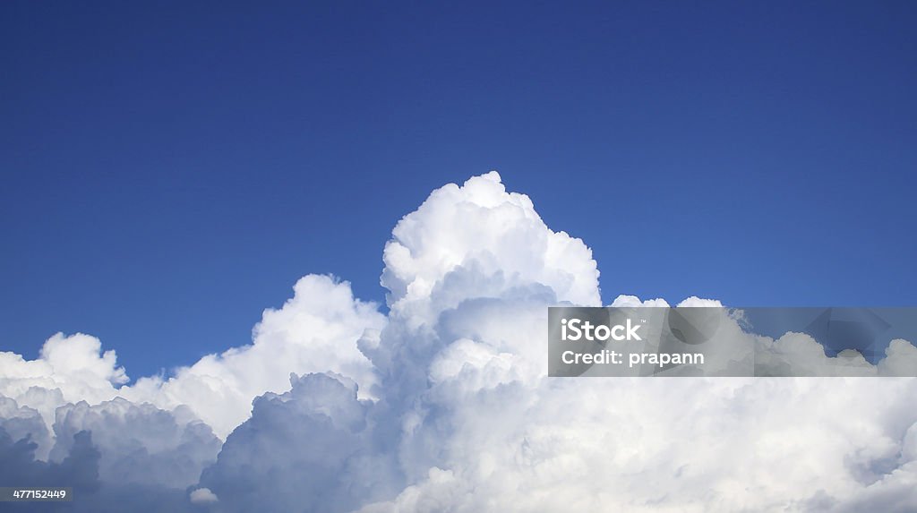 O vasto céu azul e nuvens - Foto de stock de Abstrato royalty-free