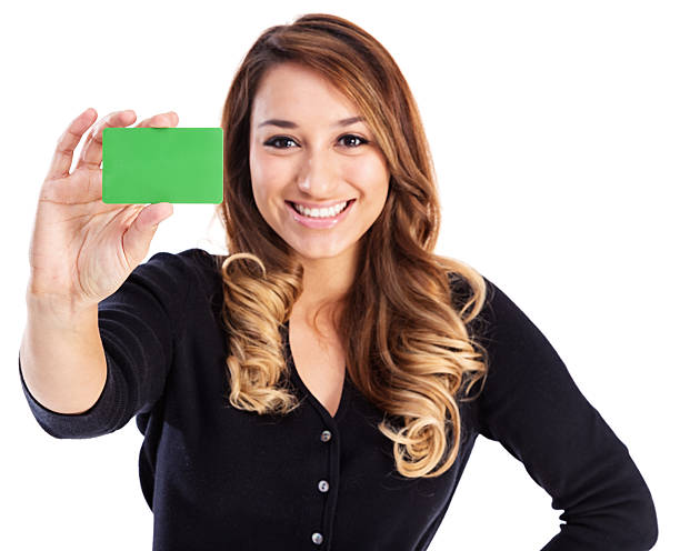 mujer hispana atractiva joven con la solución en blanco de la tarjeta de crédito - smiling business card horizontal women fotografías e imágenes de stock