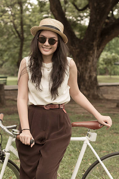 [size=12]Woman chilling in the park with her bicycle.[/size][url=http://www.istockphoto.com/search/portfolio/7795483/?facets=%7B%2225%22%3A%226%22%7D#fef7e09][img]http://goo.gl/JLoF3[/img][/url]