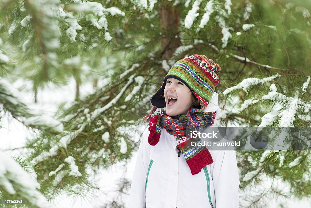 Забавный Маленький мальчик Визжать радости в Рождественские деревья - Стоковые фото Веселье роялти-фри