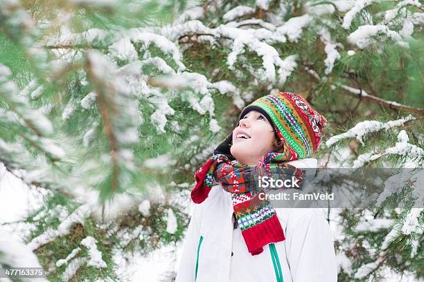 Photo libre de droit de Heureux Enfant Jouant Dans Une Forêt Enneigée banque d'images et plus d'images libres de droit de Adolescent - Adolescent, Beauté, Bleu