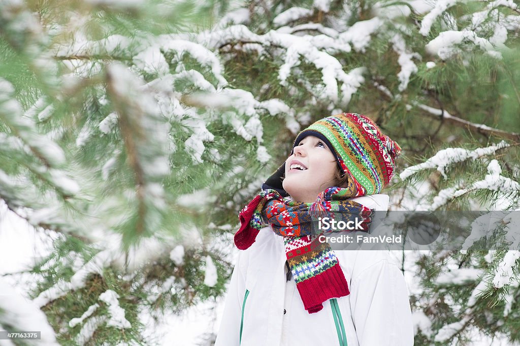 Szczęśliwe dziecko grając w snowy forest - Zbiór zdjęć royalty-free (Chłodny)