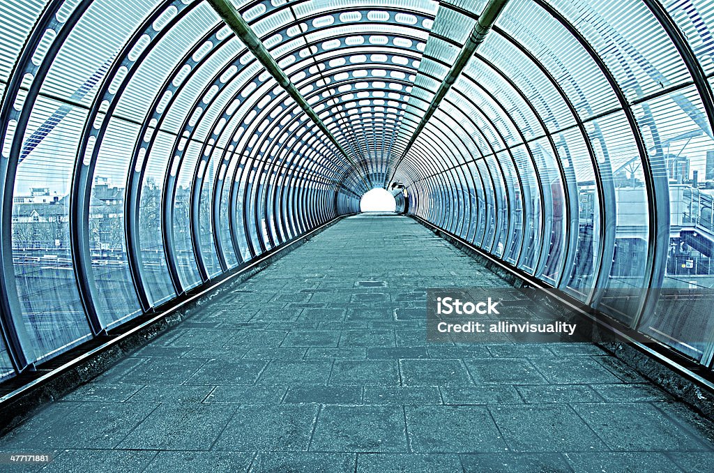 tunnel futuriste en verre - Photo de Pont libre de droits