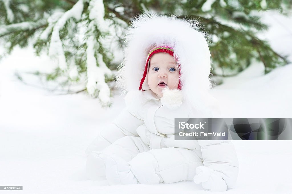 Mignon petit bébé portant veste d'hiver et red hat - Photo de Bébé libre de droits