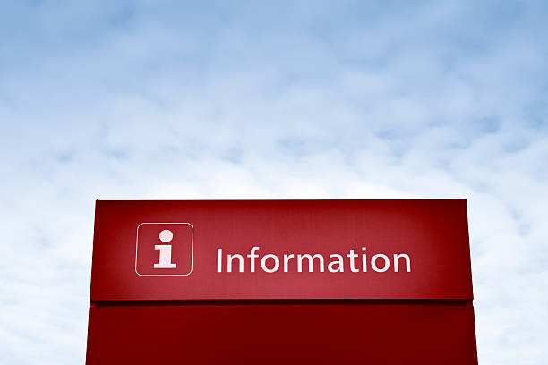 красный информационный знак против голубого неба. - information sign information point data advice стоковые фото и изображения