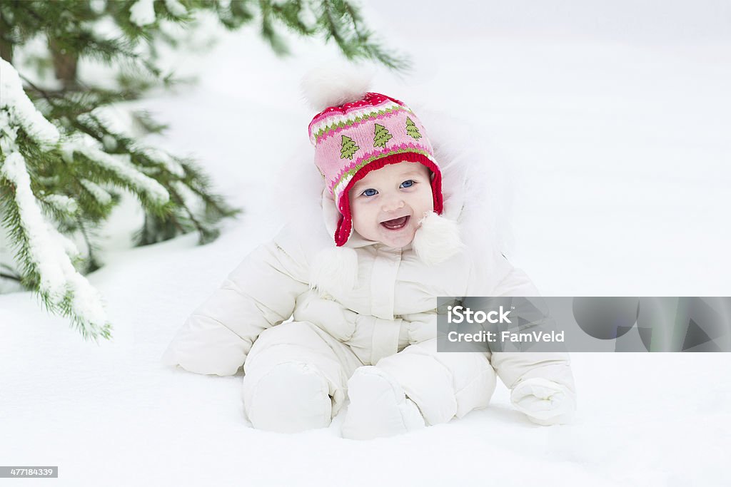 Bellissimo ridere baby Ragazza seduta sotto l'albero di Natale - Foto stock royalty-free di Abbigliamento da neonato
