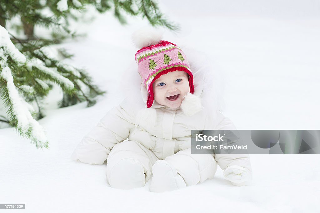 Bela rir bebê Menina sentada sob a Árvore de Natal - Royalty-free Adolescente Foto de stock