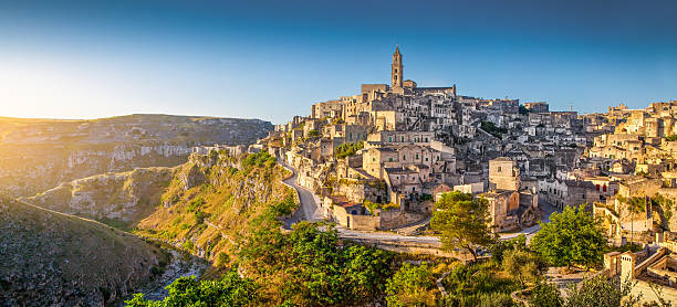 la antigua ciudad de matera en sunrise, basilicata, italia - matera fotografías e imágenes de stock