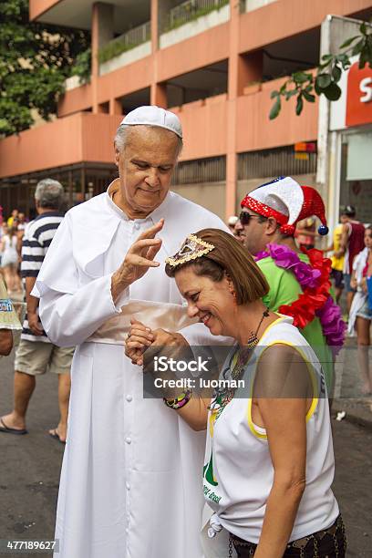 Calle Carnaval De Río Foto de stock y más banco de imágenes de El Papa - El Papa, Sonreír, Adulto