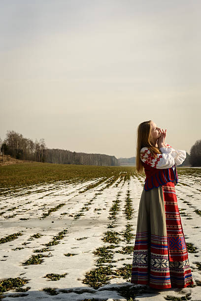 Giovane donna in abito nazionale slave bielorusso originale all'aria aperta - foto stock