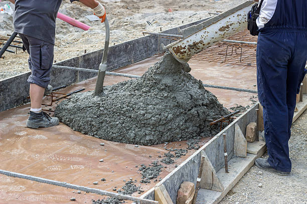 istock Pouring works with removal air bubbles for maximum strength 477191286
