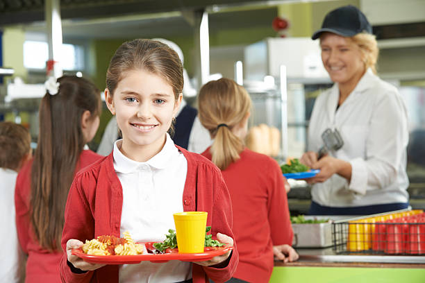 donna studente con un sano pranzo in mensa di scuola - child food school children eating foto e immagini stock