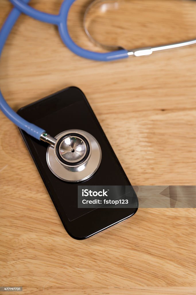 Technologie: Check-up für "mangelhaft" Handy.  Stethoskop. - Lizenzfrei Ausrüstung und Geräte Stock-Foto