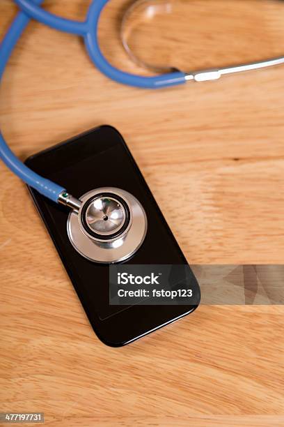 Technologie Checkup Für Mangelhaft Handy Stethoskop Stockfoto und mehr Bilder von Ausrüstung und Geräte