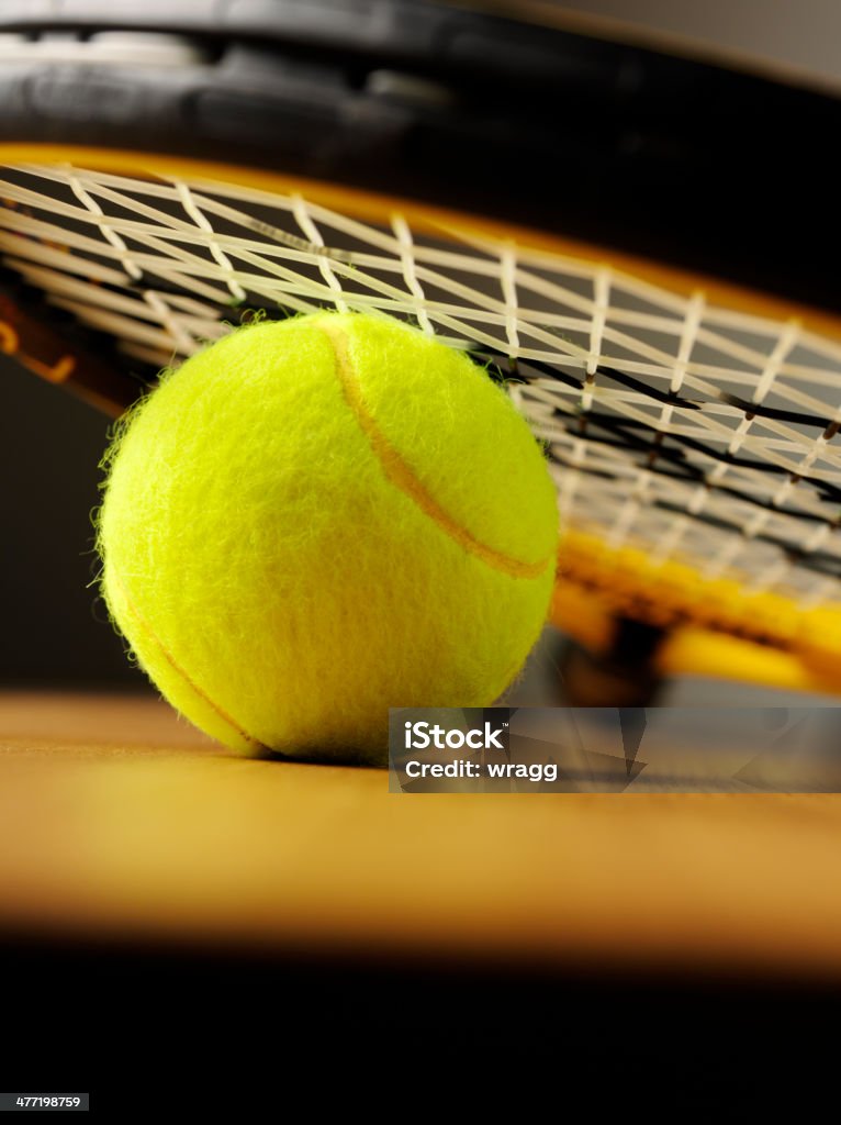 Gelber Tennisball und Schläger - Lizenzfrei Entspannungsübung Stock-Foto