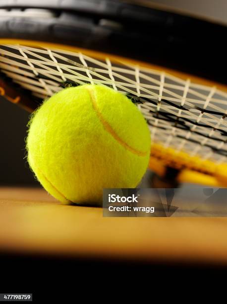 Photo libre de droit de Jaune Avec Une Raquette De Tennis Et Balle banque d'images et plus d'images libres de droit de Balle de tennis - Balle de tennis, Exercice physique, Groupe d'objets