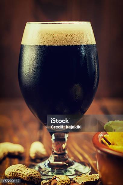 Cerveza Fría De Oscuridad Foto de stock y más banco de imágenes de 2015 - 2015, Amarillo - Color, Bar
