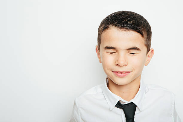 ragazzo in camicia e cravatta - battere le palpebre foto e immagini stock