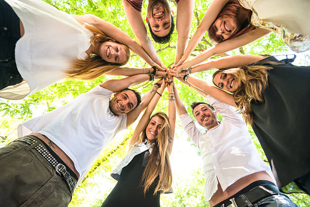 grupo de jóvenes voluntarios felicidad - human hand holding hands hands clasped group of people fotografías e imágenes de stock