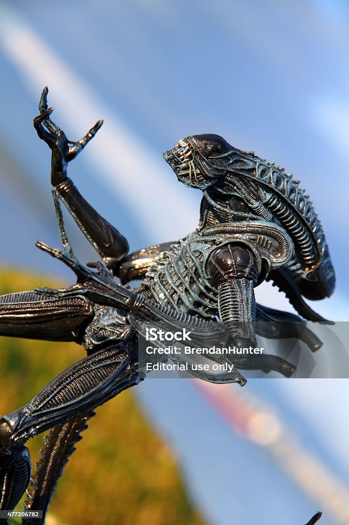 Coastal Terror Vancouver, Canada - May 15, 2015: A model of a Xenomorph from the "Aliens" film franchise on the beach at Spanish Banks in Vancouver, Canada. The model is made by NECA. 1980-1989 Stock Photo