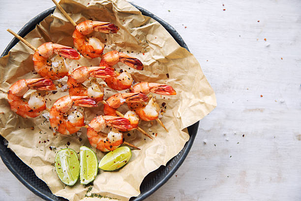 los camarones a la parrilla - shrimp grilled prepared shrimp barbecue fotografías e imágenes de stock