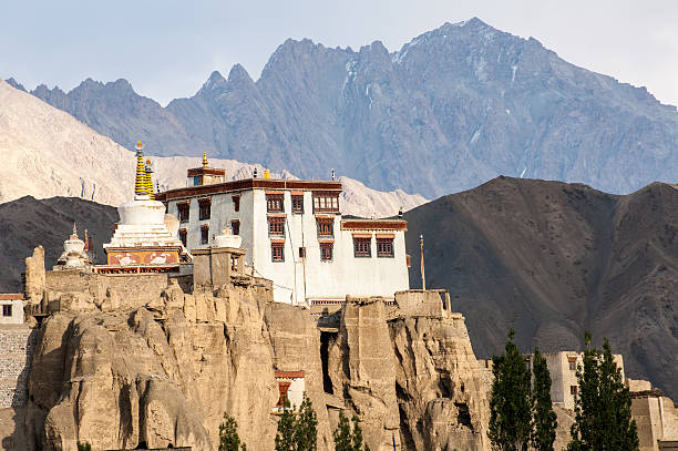 mosteiro de lamayuru - tibet monk architecture india - fotografias e filmes do acervo