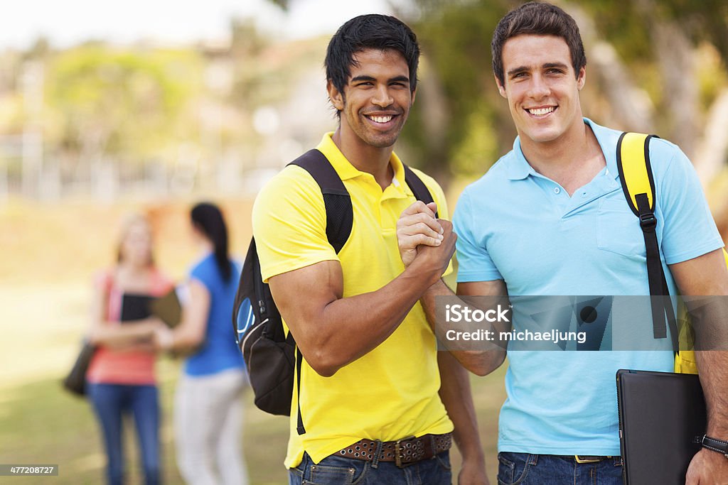 Masculino estudantes universitários equipe - Foto de stock de Adolescente royalty-free