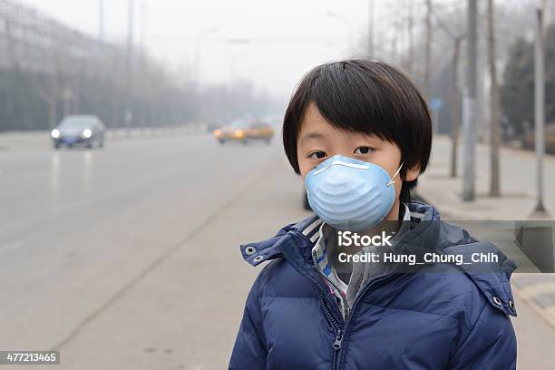 Foto de Asian Menino Usando Máscara Boca Contra A Poluição Atmosférica e mais fotos de stock de Cidade