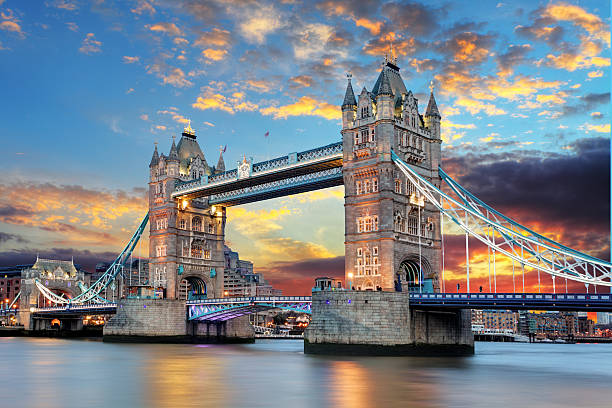 tower bridge in london, uk - tower bridge stockfoto's en -beelden