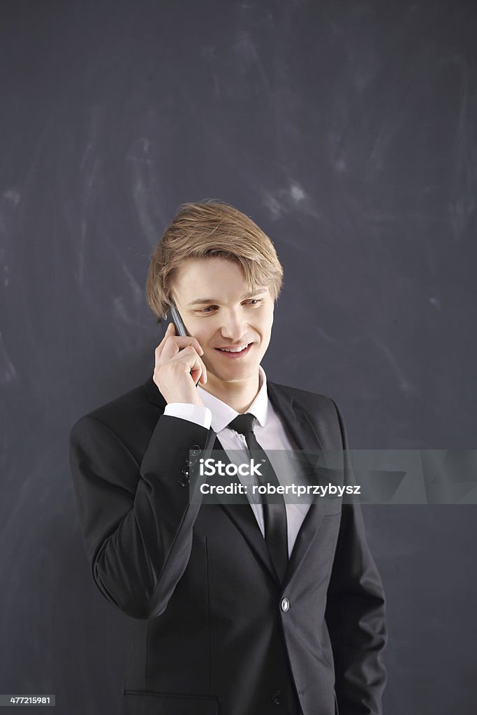 Giovane Uomo parla al telefono - Foto stock royalty-free di Abbigliamento da lavoro