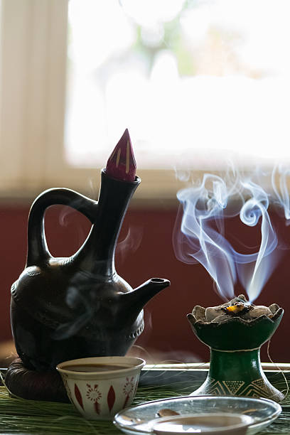 エチオピア伝統的なコーヒーのセレモニー - ethiopian coffee ストックフォトと画像