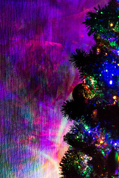 壁に照らされたクリスマスツリーの信号を通過します。 - vertical bright brightly lit vibrant color ストックフォトと画像