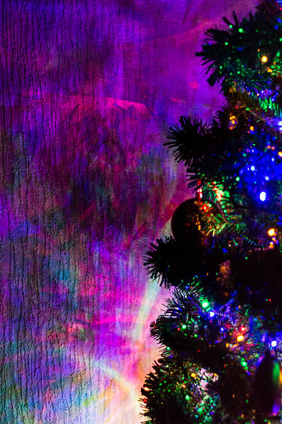 parede iluminado pela árvore de natal de luzes. - vertical bright brightly lit vibrant color imagens e fotografias de stock