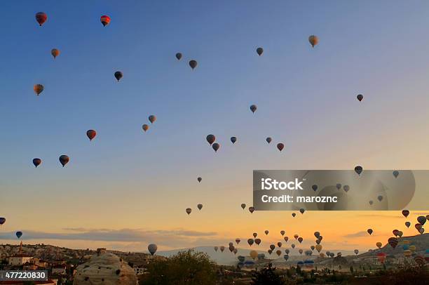 Bunte Heißluftballons Vor Blauem Himmel Stockfoto und mehr Bilder von 2015 - 2015, Anhöhe, Antenne