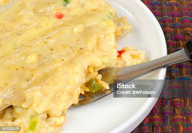 Foto de Vista De Perto De Cozido Enchiladas De Frango Com Mesa e mais fotos de stock de Alimentação Saudável