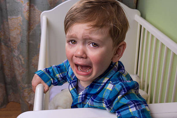 hora de dormir lágrimas - tantrum toddler child crying - fotografias e filmes do acervo