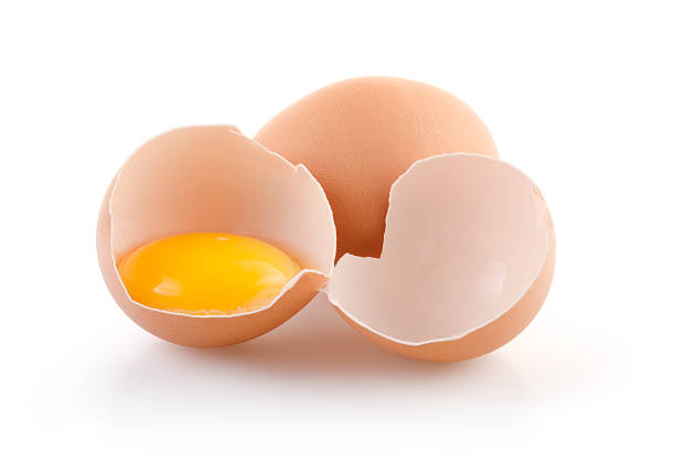 brun œufs, un cassé - eggs animal egg cracked egg yolk photos et images de collection