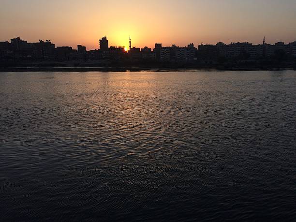 ナイル川の夕日、カイロ - sultan hassan mosque ストックフォトと画像