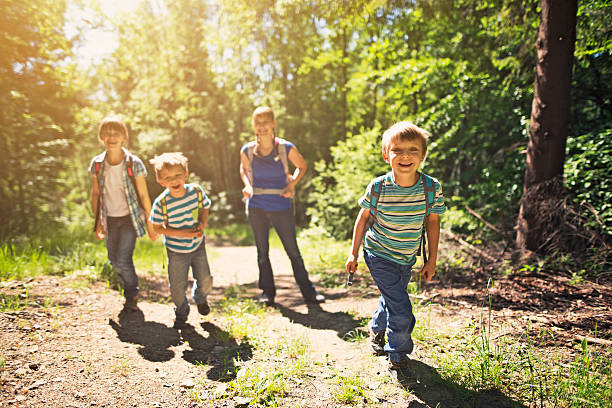 소년만 그의 가족 하이킹 화창한 임산 - hiking family looking at camera daughter 뉴스 사진 이미지