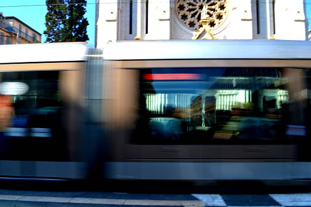 nizza, costa azzurra. tramwaj w le vie della città - royal train zdjęcia i obrazy z banku zdjęć