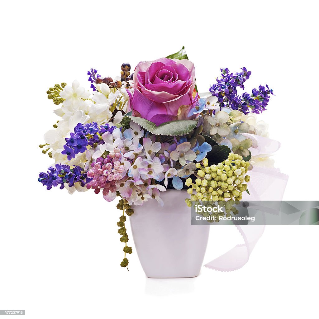 Bouquet de fleurs artificielles dans un vase arrangement de table - Photo de Amour libre de droits