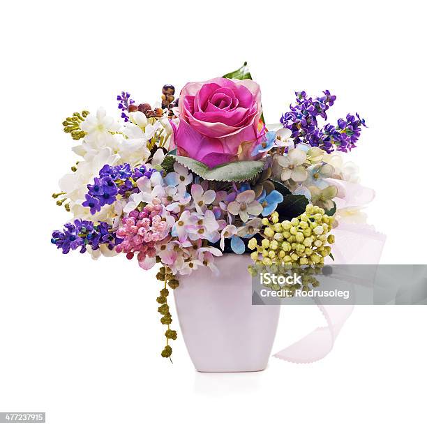 Photo libre de droit de Bouquet De Fleurs Artificielles Dans Un Vase Arrangement De Table banque d'images et plus d'images libres de droit de Amour