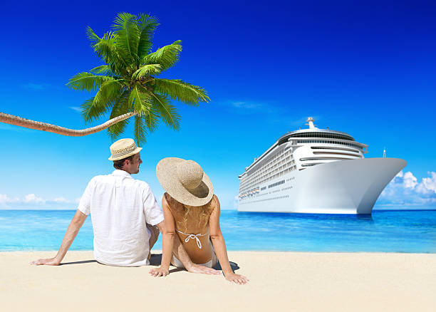 пара на пляже с круизное судно - cruise ship cruise beach tropical climate стоковые фото и изображения