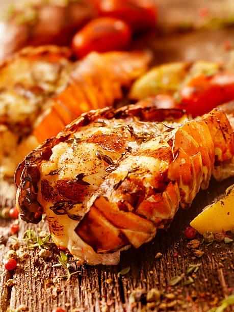 coda di aragosta alla griglia barbecue - lobster steak lobster tail main course foto e immagini stock