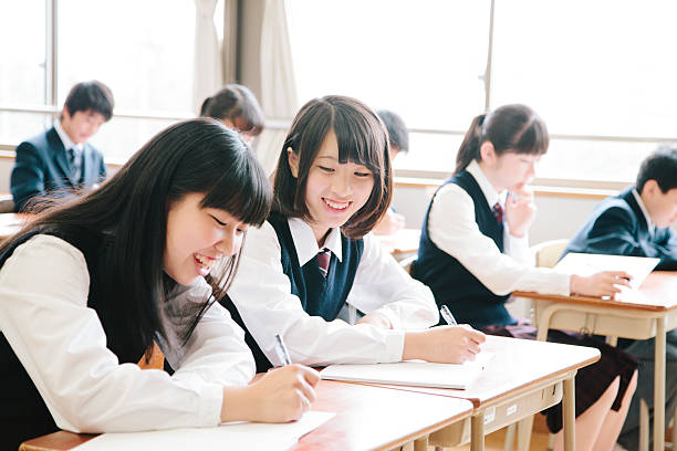 high school alunos adolescentes estudo felizmente em uma sala de aula, do japão - beauty teenage girls women in a row imagens e fotografias de stock