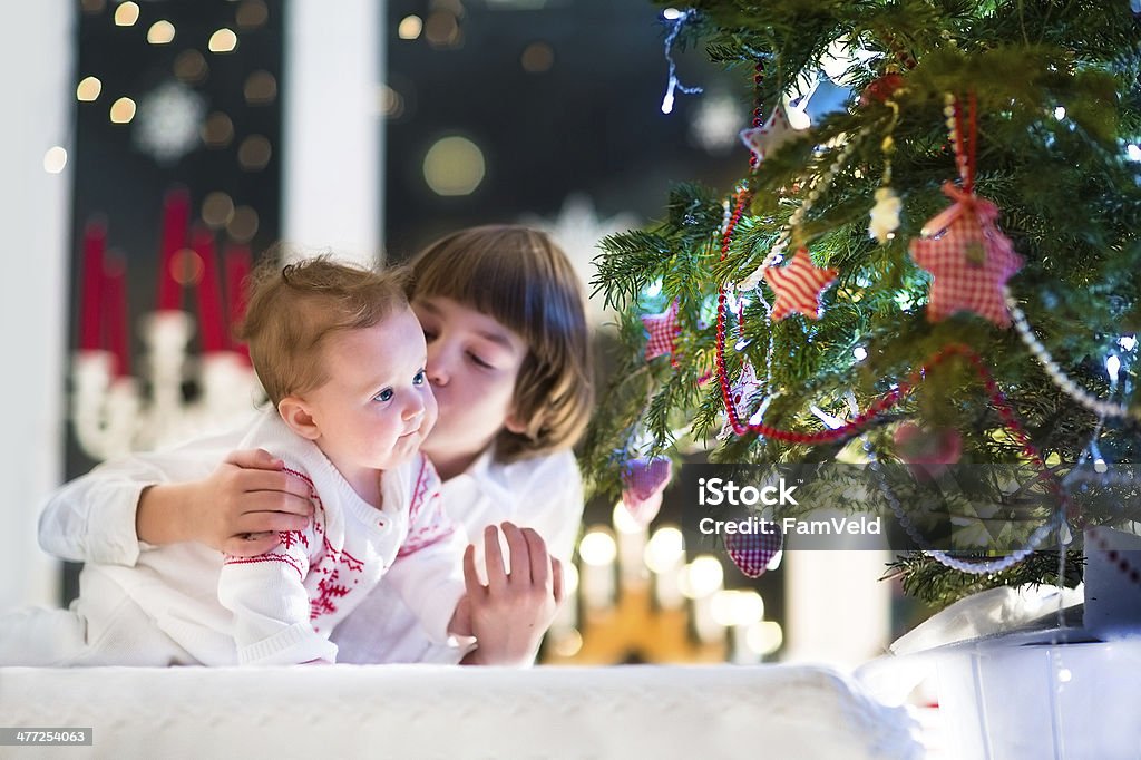 Brat i siostra gra z jego dziecko razem na Boże Narodzenie Drzewo - Zbiór zdjęć royalty-free (Boże Narodzenie)