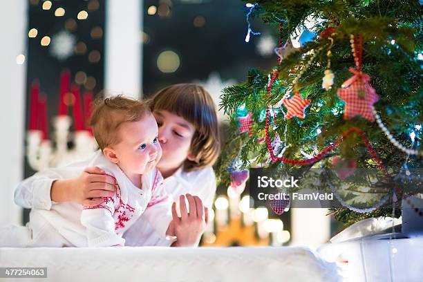 Brat I Siostra Gra Z Jego Dziecko Razem Na Boże Narodzenie Drzewo - zdjęcia stockowe i więcej obrazów Boże Narodzenie